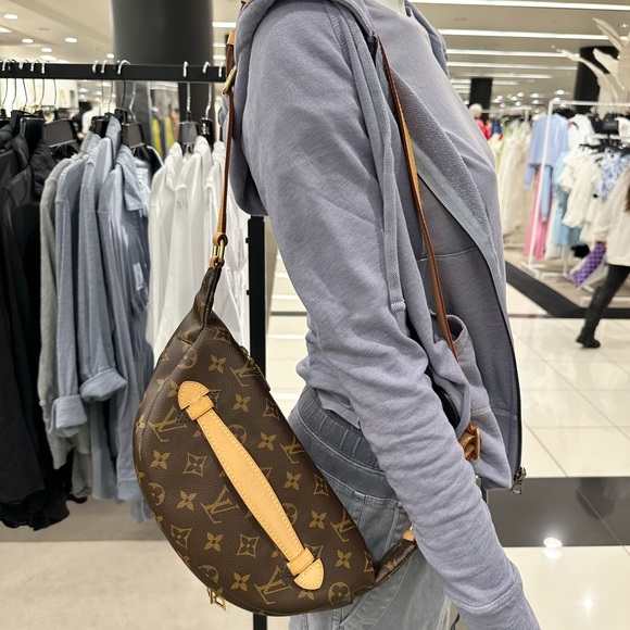 Louis Vuitton Monogram Bumbag - Picture 9 of 16